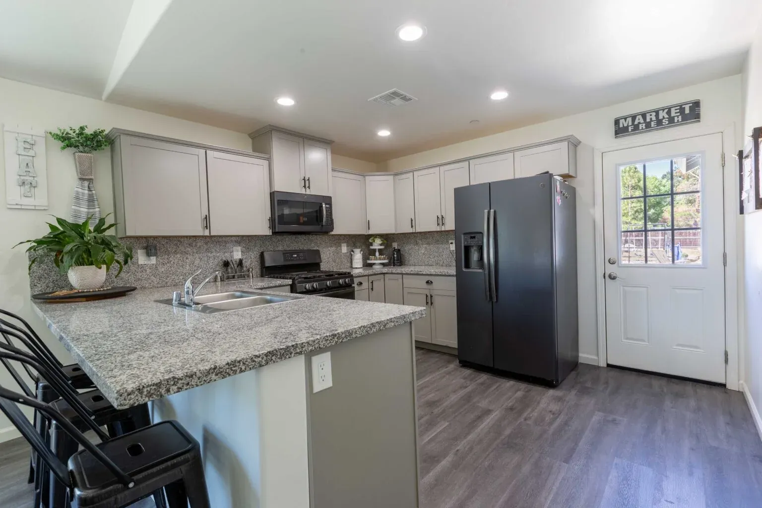 Tranquil Oasis: Kitchen