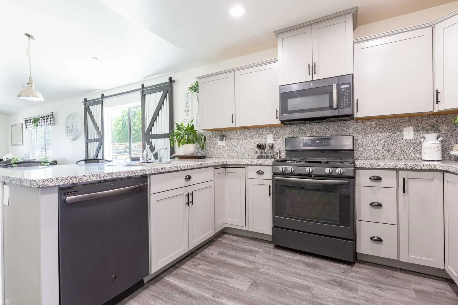 Tranquil Oasis: Kitchen, alternate view