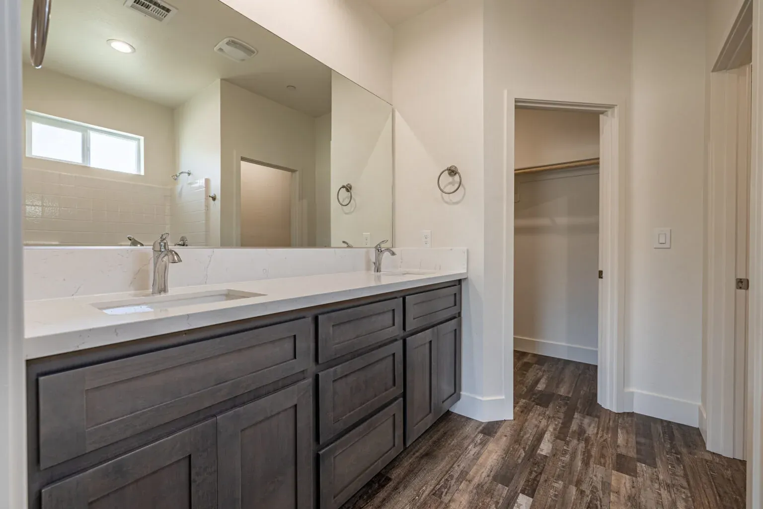 Sunset Retreat: Bathroom, alternate view